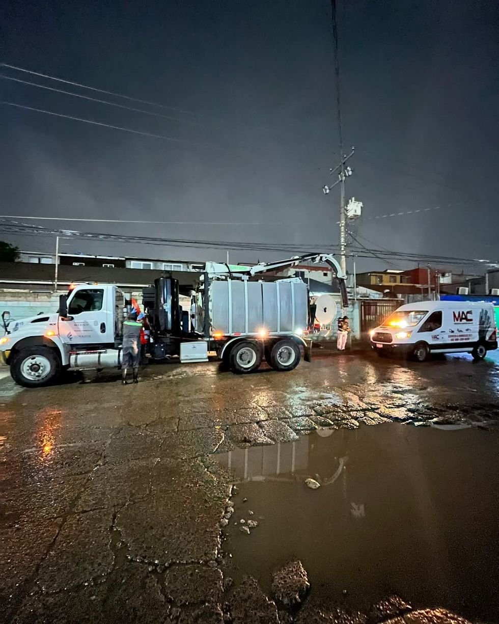 Unidad móvil de MAC trabajando en obra durante la noche en Mexicali