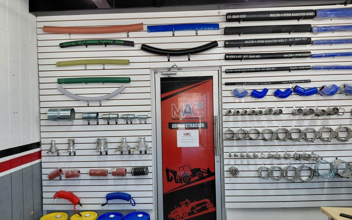 Pared de conexiones, adaptadores y acoples hidráulicos en MAC Mexicali