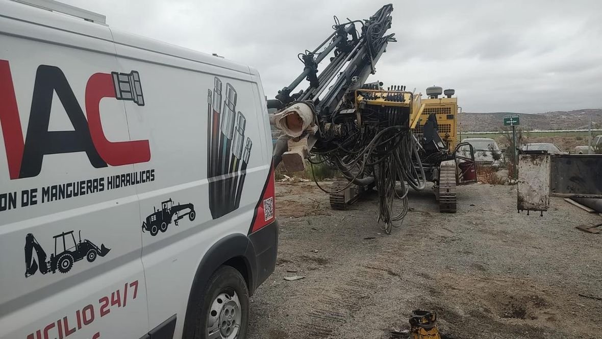 Unidad móvil MAC dando servicio junto a maquinaria en obra